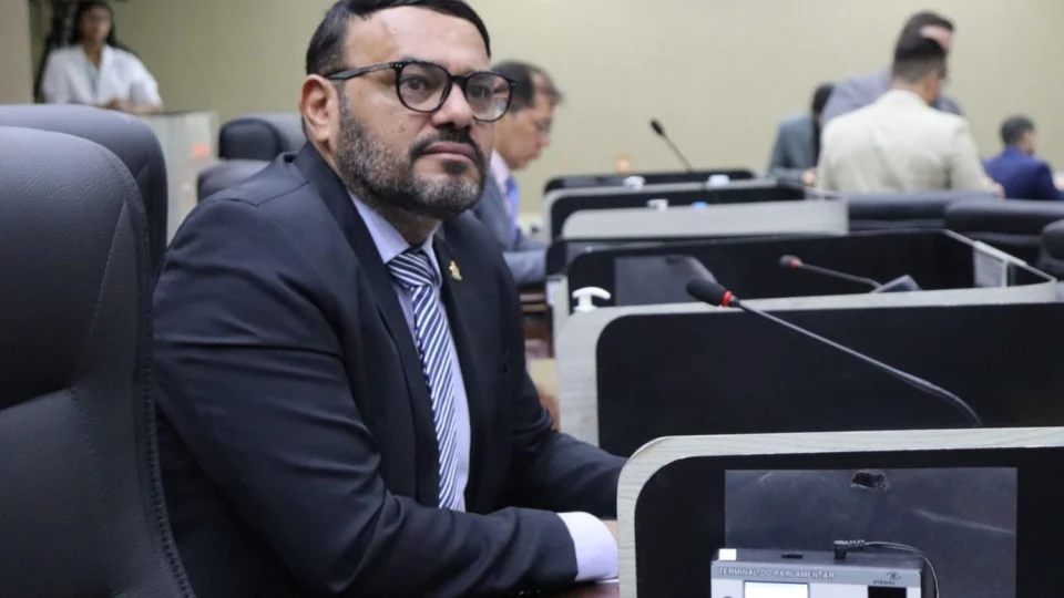 Vereador Everton Assis lidera ausências em abril na Câmara Municipal de Manaus
