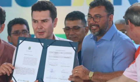 Wilson Lima, Ministério das Cidades e prefeitura firmam contrato para construir 400 casas em Tefé