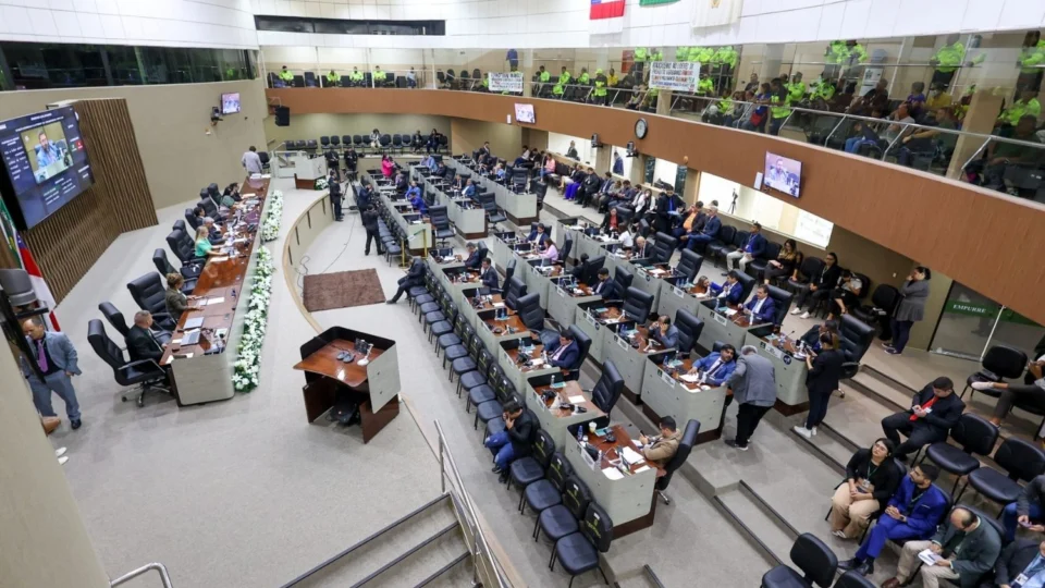 Base de David Almeida derruba requerimento sobre adesão forçada de comissionados à Manausmed