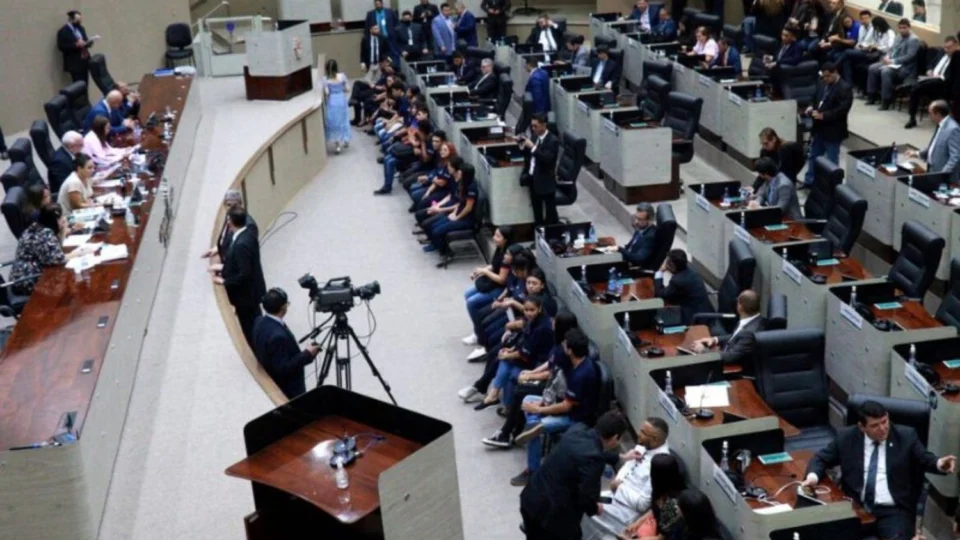 Vereadores cobram atualização do plano de carreira da educação municipal na CMM