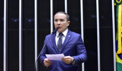 Duda Ramos vota contra aumento de deputados  e critica gastos em meio à crise nos serviços públicos