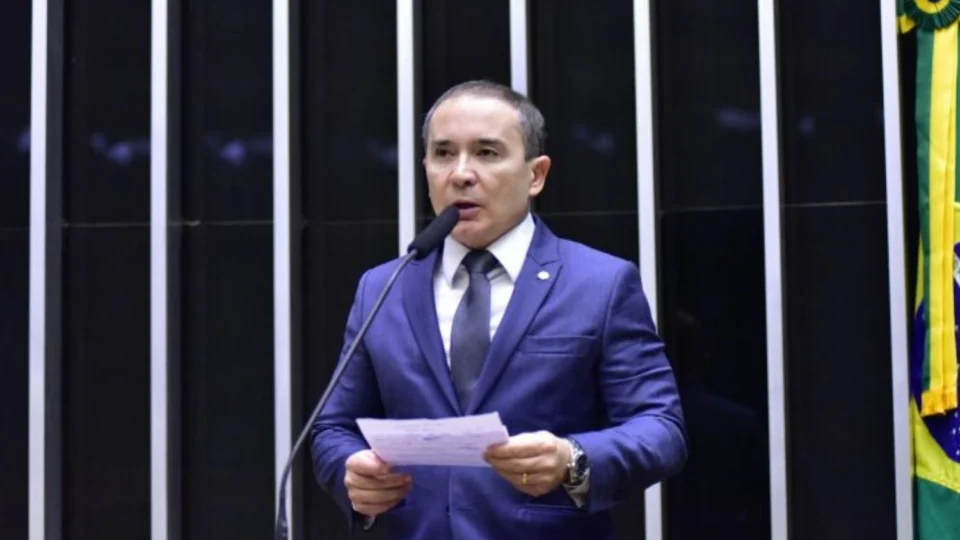 Duda Ramos vota contra aumento de deputados  e critica gastos em meio à crise nos serviços públicos