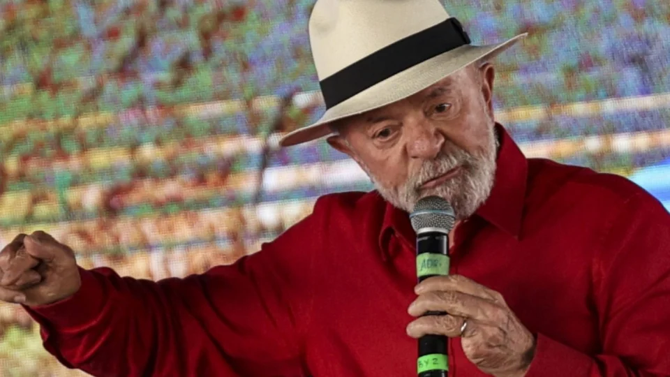 Lula alfineta Bolsonaro e diz que não se pode votar em ‘qualquer tranqueira’