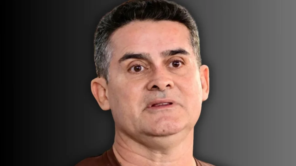 Desaprovação de David Almeida atinge 57% e marca recorde no segundo mandato