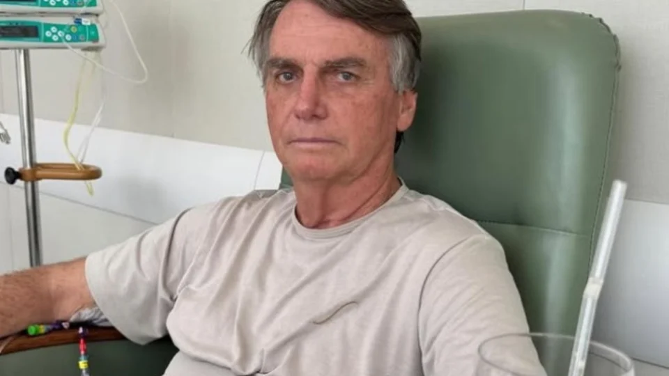 Sem dor ou febre: Bolsonaro deixa UTI, informa boletim médico