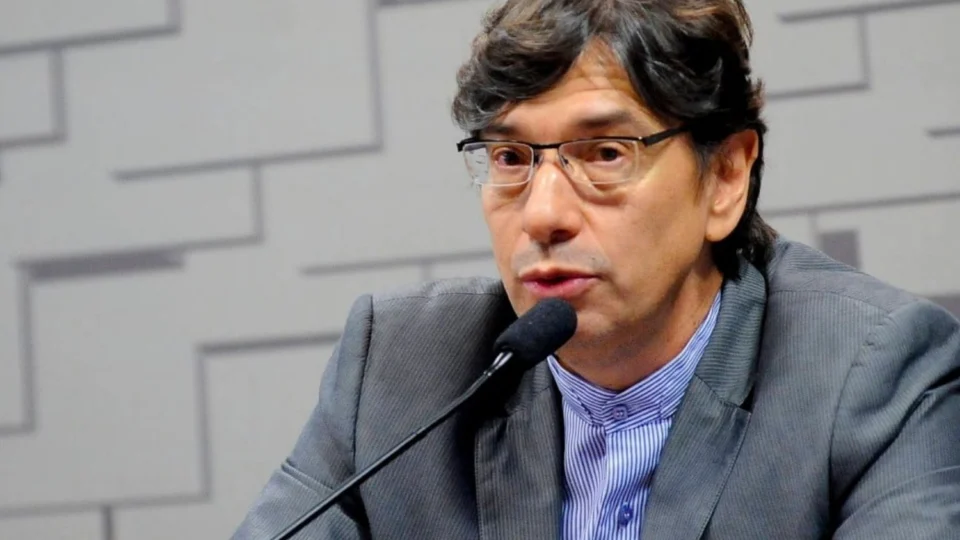 Diretor indicado por Lula para o IBGE é criticado após lançar mapa invertido do mundo