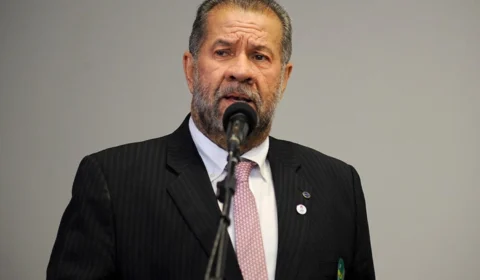 Carlos Lupi renuncia após escândalo de fraudes no INSS