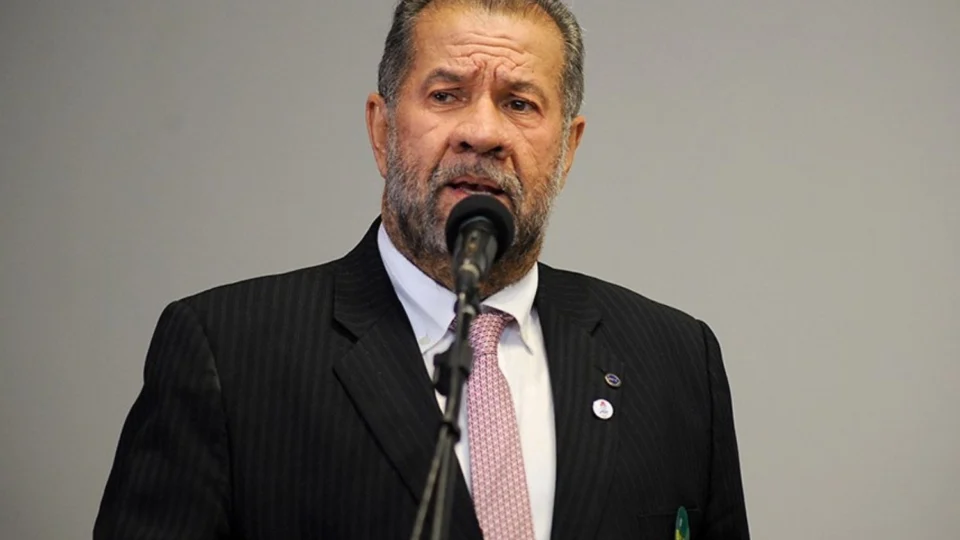 Carlos Lupi renuncia após escândalo de fraudes no INSS