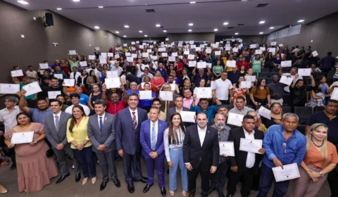 Aleam homenageia líderes comunitários em sessão especial