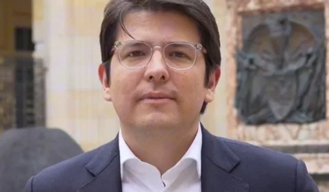 Senador colombiano Miguel Uribe é baleado durante ato político em Bogotá