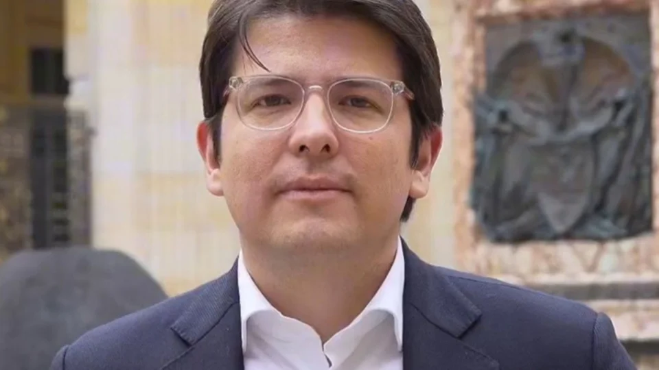 Senador colombiano Miguel Uribe é baleado durante ato político em Bogotá