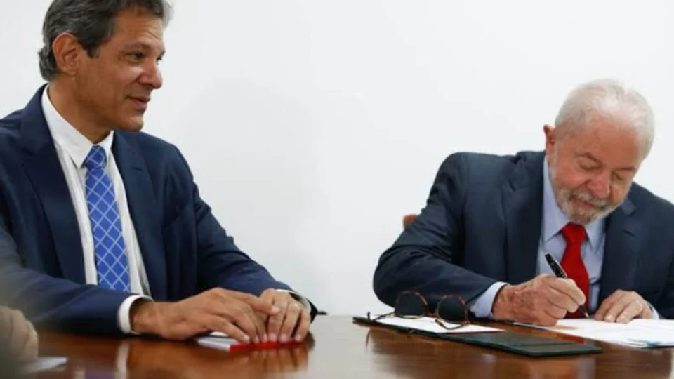 Governo Lula publica MP com aumento de impostos para compensar recuo do IOF