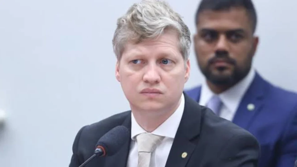 Haddad critica supersalários, mas não os enfrenta, diz van Hattem