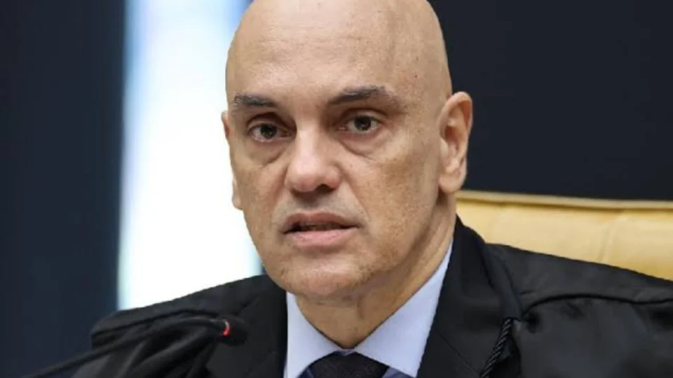 Moraes manda prender ex-assessor de Bolsonaro por “desprezo” ao STF