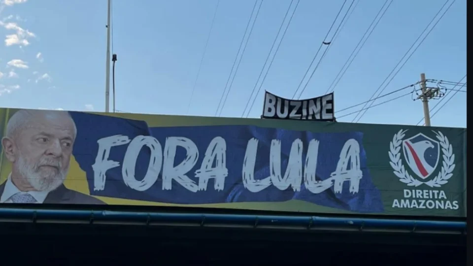 Buzinaço contra Lula reúne apoiadores da direita na Avenida das Torres, em Manaus