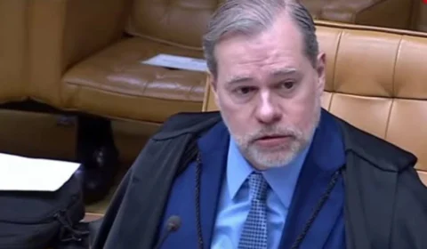 Toffoli se emociona e chora ao oficializar censura das redes sociais no Brasil