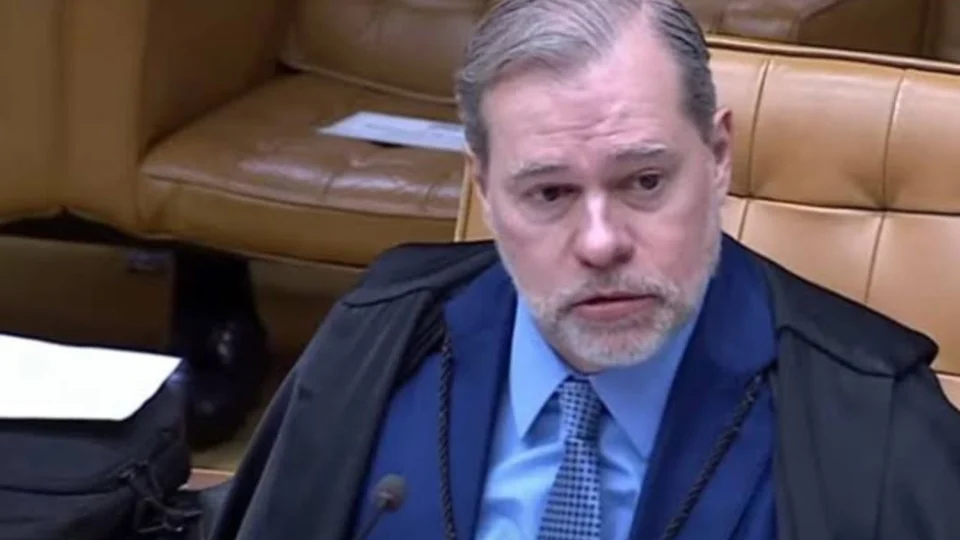 Toffoli se emociona e chora ao oficializar censura das redes sociais no Brasil