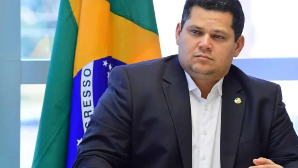 Alcolumbre promulga derrubada de alta do IOF