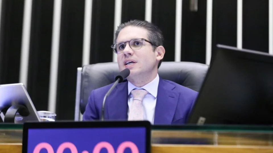 Hugo Motta agenda votação hoje sobre revogação do aumento do IOF e líder do PT manifesta surpresa