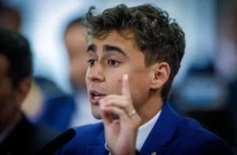 Nikolas Ferreira defende Carla Zambelli e contesta ordem de prisão