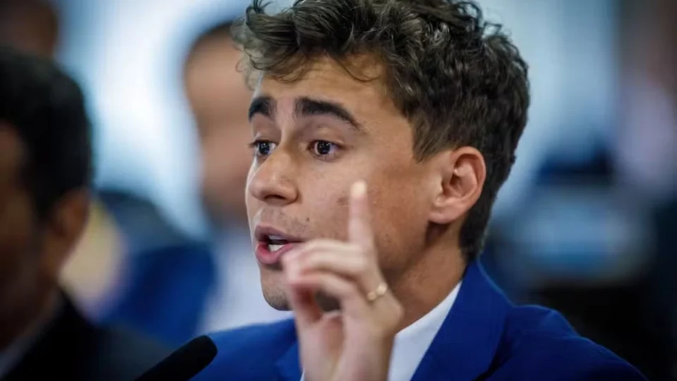 Nikolas Ferreira defende Carla Zambelli e contesta ordem de prisão