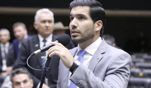 André Fernandes confronta Hugo Motta diante da Câmara dos Deputados: ‘Traição e feito de palhaço’