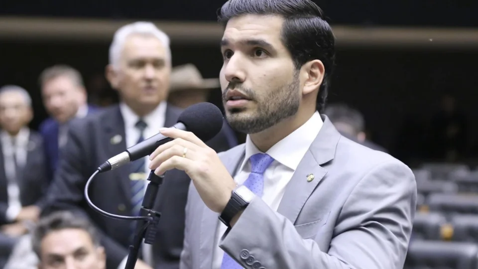 André Fernandes confronta Hugo Motta diante da Câmara dos Deputados: ‘Traição e feito de palhaço’