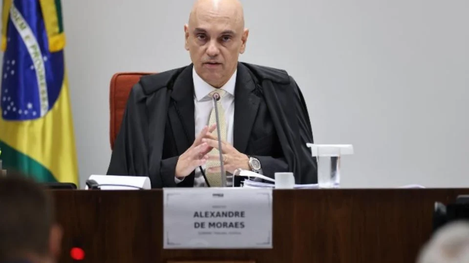 Moraes revoga proibição de réus por tentativa de golpe se falarem