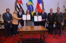 Wilson Lima e Tarcísio de Freitas firmam convênio para realização de 2,5 mil exames de DNA no AM