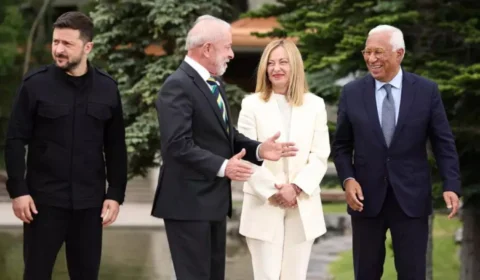 Lula se distrai durante foto oficial do G7 e é chamado por outros líderes