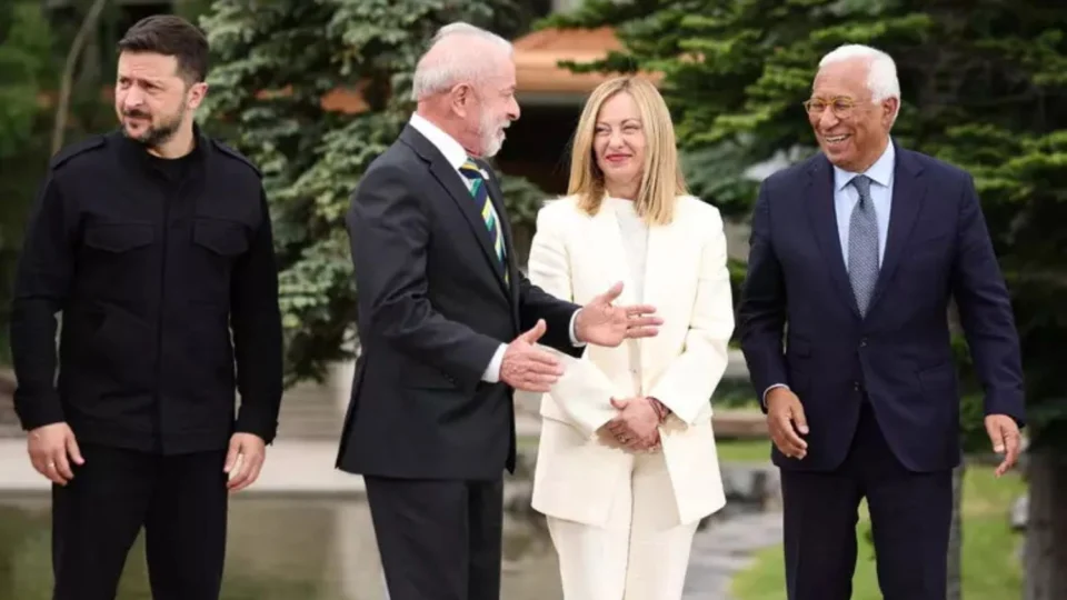 Lula se distrai durante foto oficial do G7 e é chamado por outros líderes