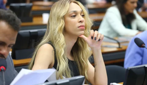 Subprocurador aciona TCU sobre maquiadores no gabinete de Erika Hilton