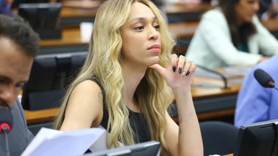 Subprocurador aciona TCU sobre maquiadores no gabinete de Erika Hilton