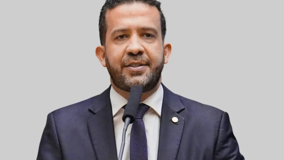 Janones critica Nikolas, mas votou por medida que pode encarecer energia