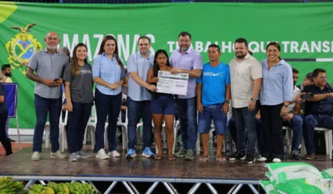 Governo do Amazonas entrega R$ 1,2 milhão em crédito rural e 482 documentos rurais em Borba