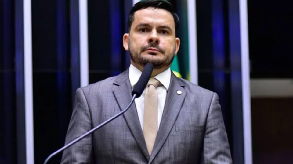 Alberto Neto comemora avanço de projeto que inclui castração química para abusadores no Brasil