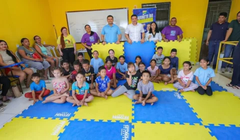 Delegado Péricles entrega tatames para estudantes de karatê e Taekwondo para incentivar esportes