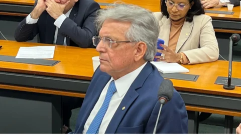 Pauderney questiona alta da dívida pública e venda do banco Master a presidente do Banco Central