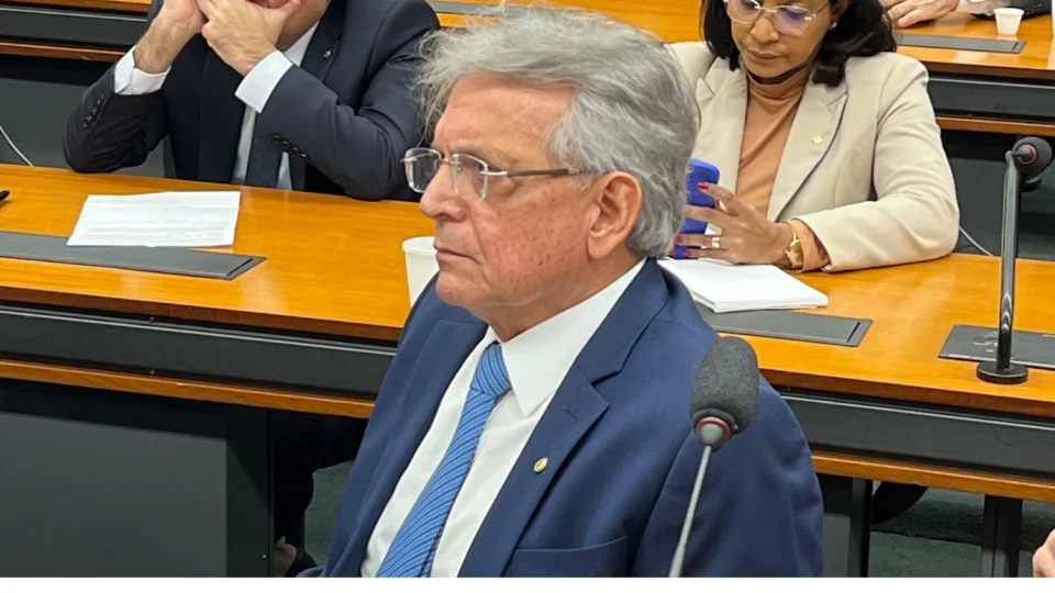 Pauderney questiona alta da dívida pública e venda do banco Master a presidente do Banco Central