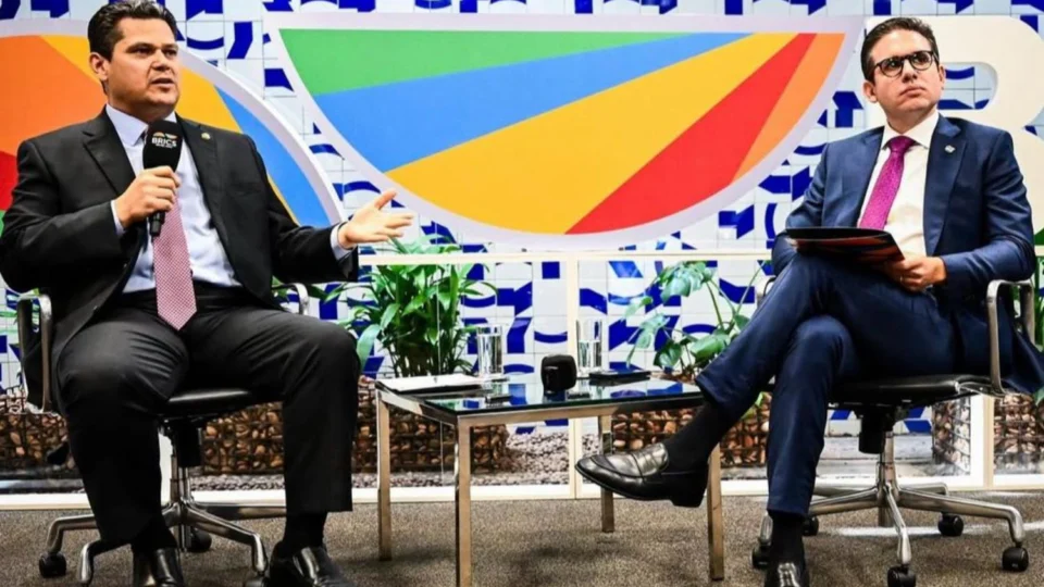 Alcolumbre e Motta falam em agir com ‘equilíbrio e firmeza’ à tarifa de Trump