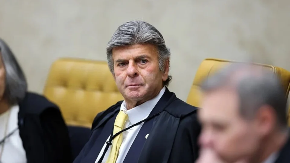 Fux diverge de Moraes e vota contra cautelares impostas a Bolsonaro