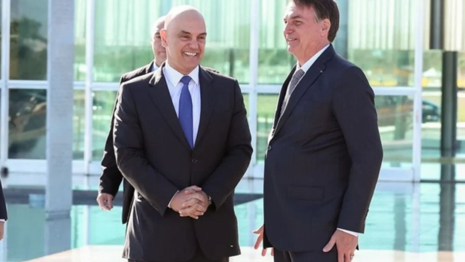 Moraes dá 24 horas para Bolsonaro explicar uso de redes sociais