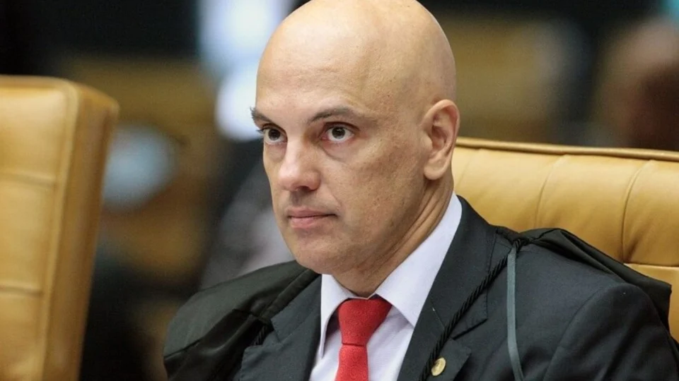 Após advertência, Moraes não determina prisão de Bolsonaro