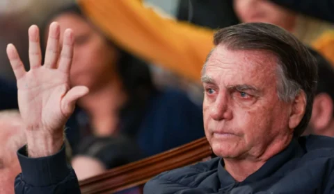 Bolsonaro chora após declaração de Michelle em igreja