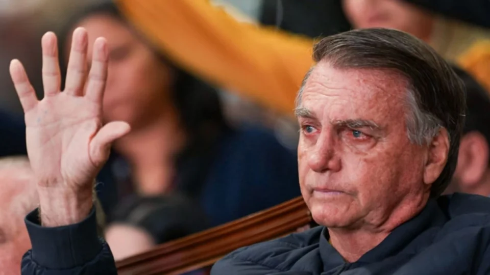 Bolsonaro chora após declaração de Michelle em igreja
