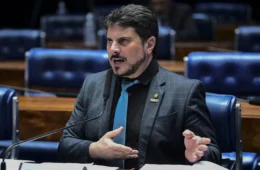 Moraes manda bloquear contas e chaves Pix de Marcos do Val após viagem aos EUA