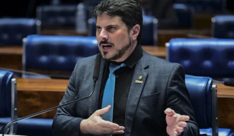 Moraes manda bloquear contas e chaves Pix de Marcos do Val após viagem aos EUA