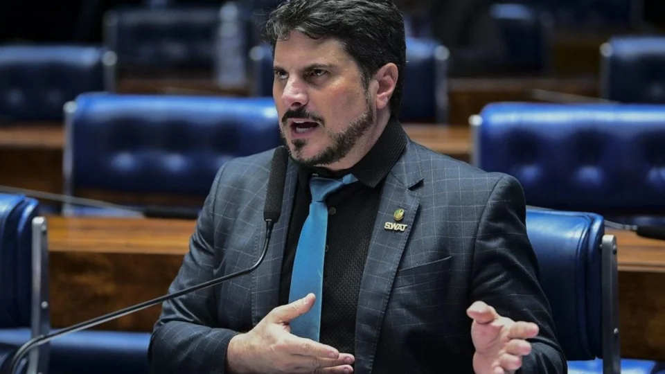 Moraes manda bloquear contas e chaves Pix de Marcos do Val após viagem aos EUA