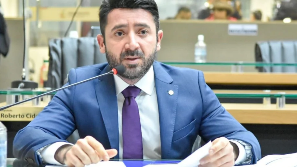 MPE investiga deputado Carlinhos Bessa por suposto descumprimento de norma do TSE