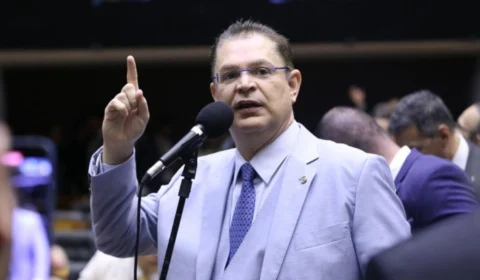 Sóstenes acusa Moraes de abuso de autoridade e exige reação da Câmara